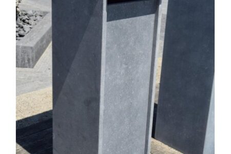 brievenbus in blauwsteen