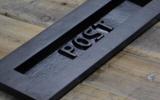 deur brievenbus zwart