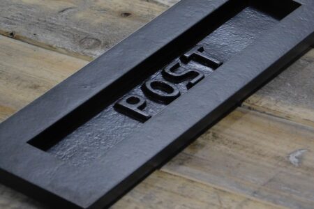 deur brievenbus zwart