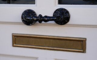 zwarte brievenbus deur