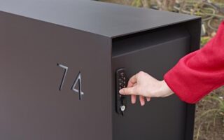 zwarte moderne brievenbus