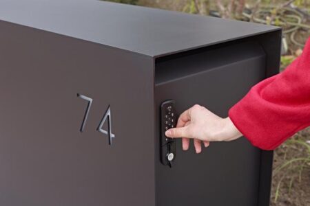 zwarte moderne brievenbus
