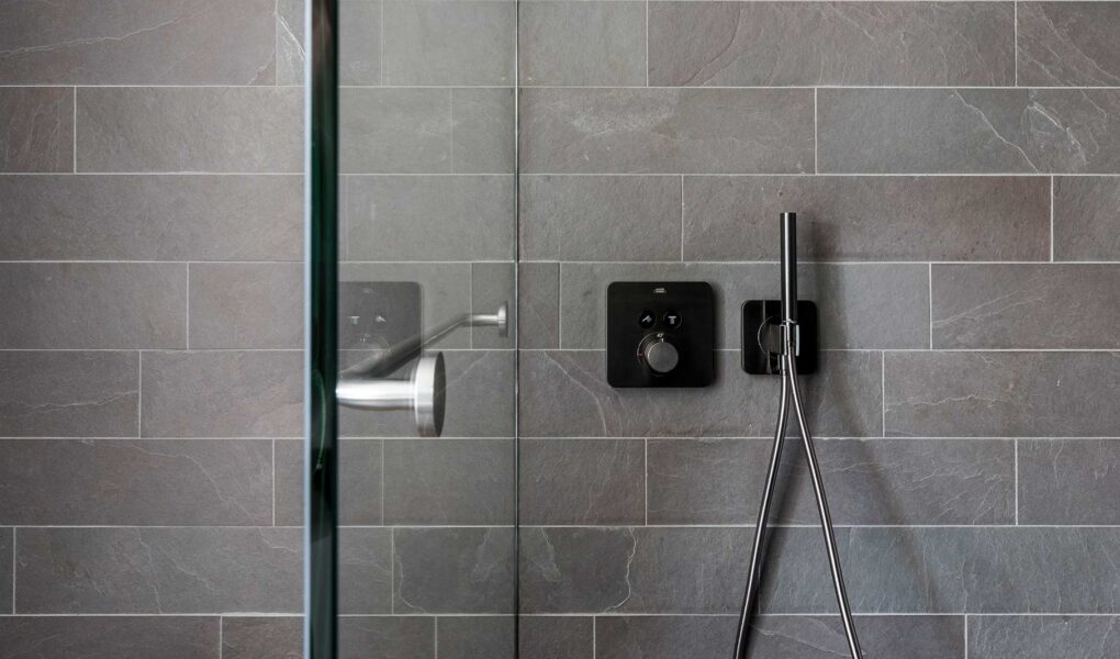 natuursteen tegels badkamer