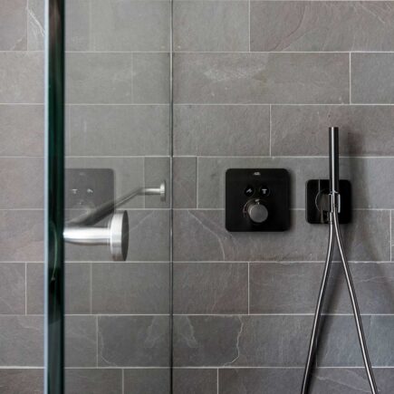 natuursteen tegels badkamer