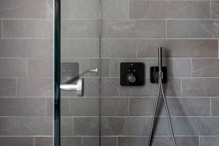 natuursteen tegels badkamer