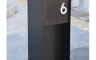 vrijstaande brievenbus met huisnummer