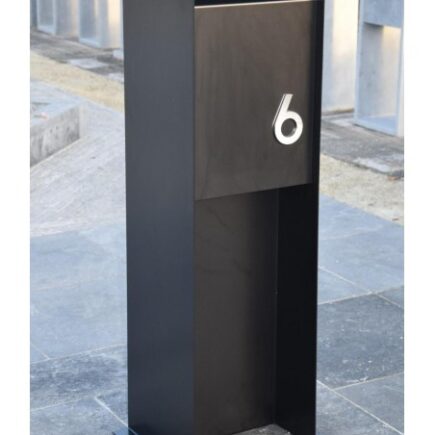 vrijstaande brievenbus met huisnummer