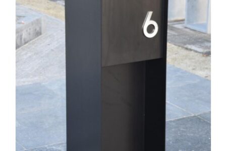 vrijstaande brievenbus met huisnummer