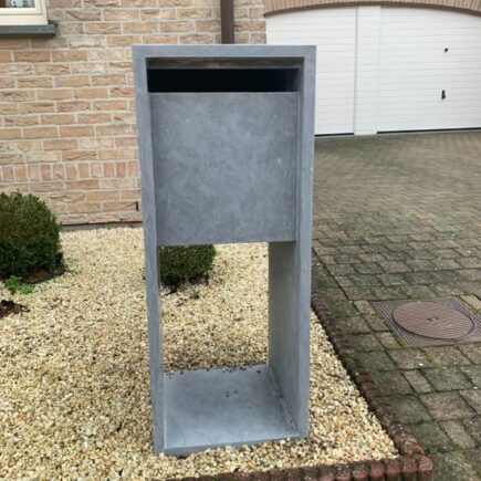 vrijstaande metalen brievenbus