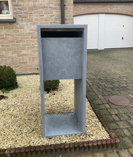 vrijstaande metalen brievenbus